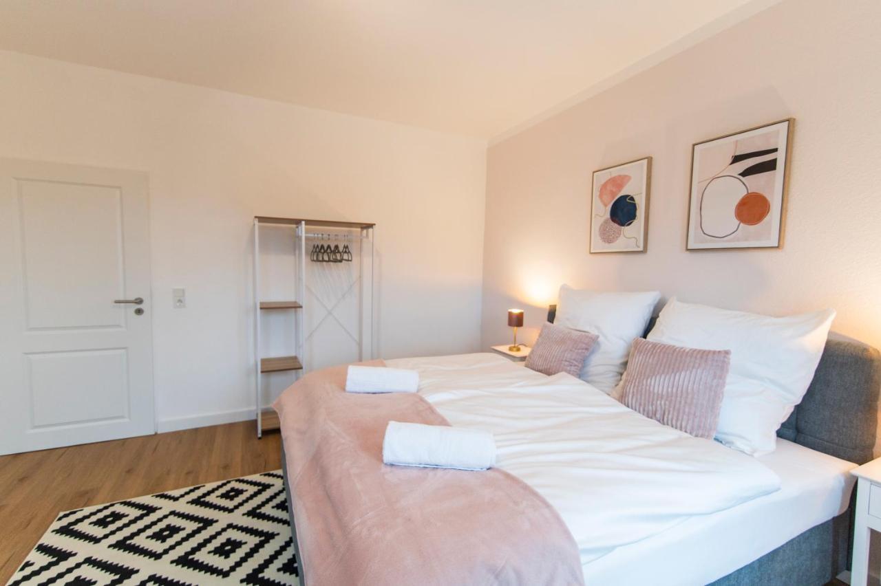 Peter - 90qm, 3 Schlafzimmer, Kueche, Wohnzimmer, Balkon, Netflix Apartment *